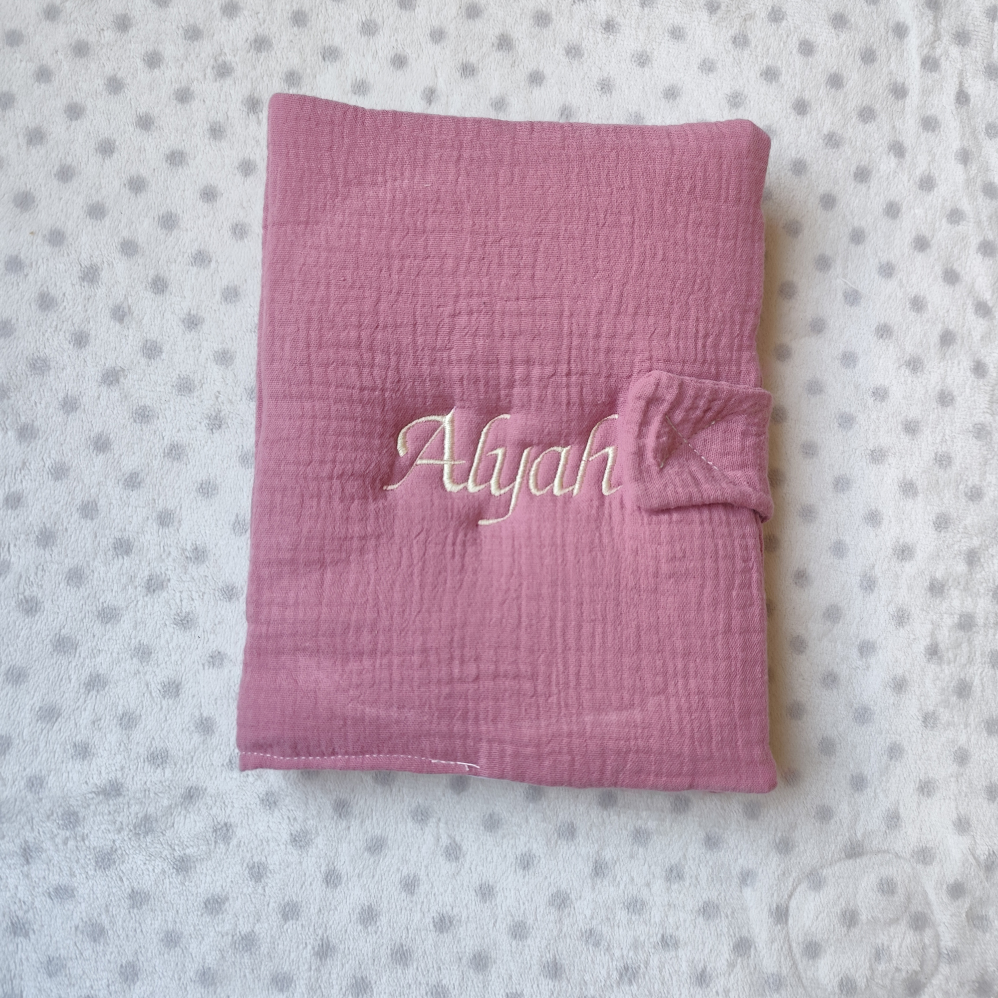 Protège Carnet de Santé Prénom Personnalisé – Broderie Plusieurs Coloris – Image 3