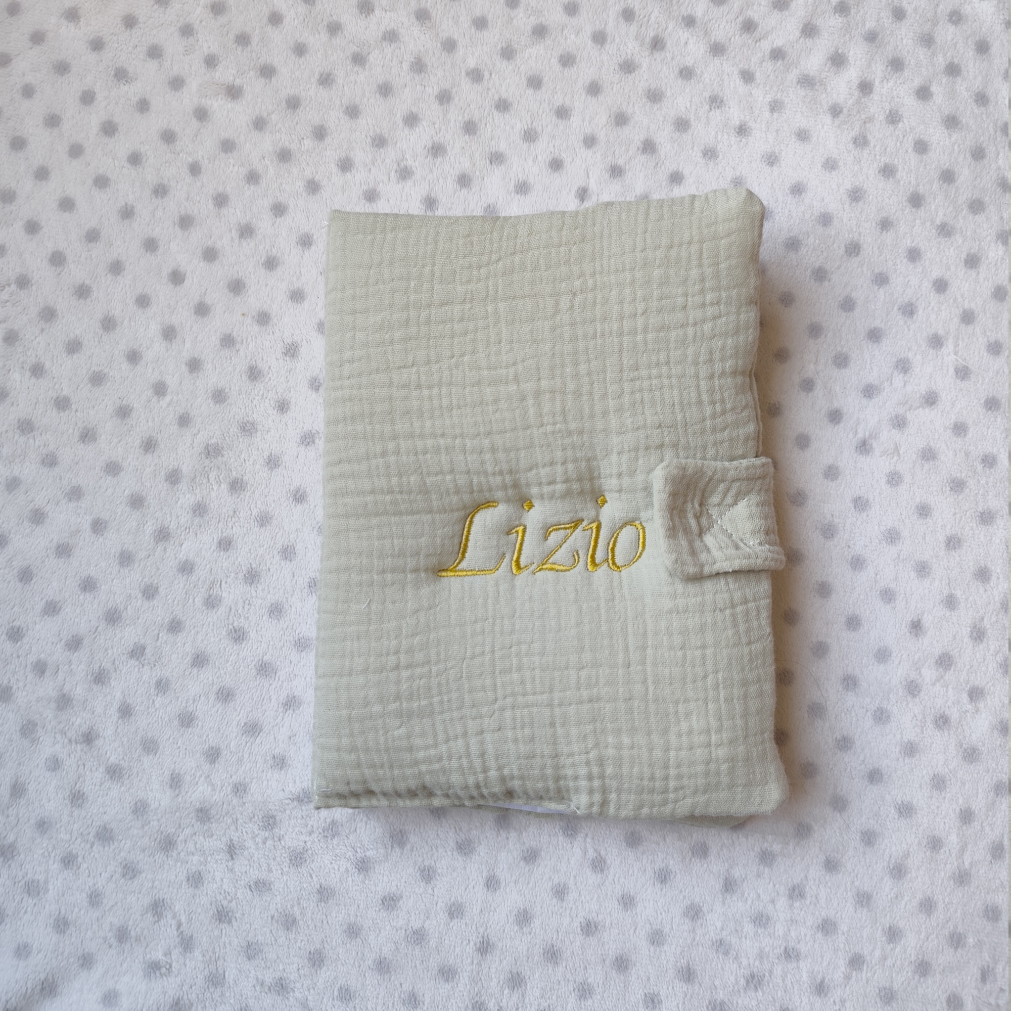 Protège Carnet de Santé Prénom Personnalisé – Broderie Plusieurs Coloris – Image 2