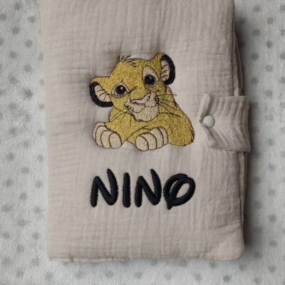 Protège Carnet de Santé Simba Personnalisé - Broderie Plusieurs Coloris